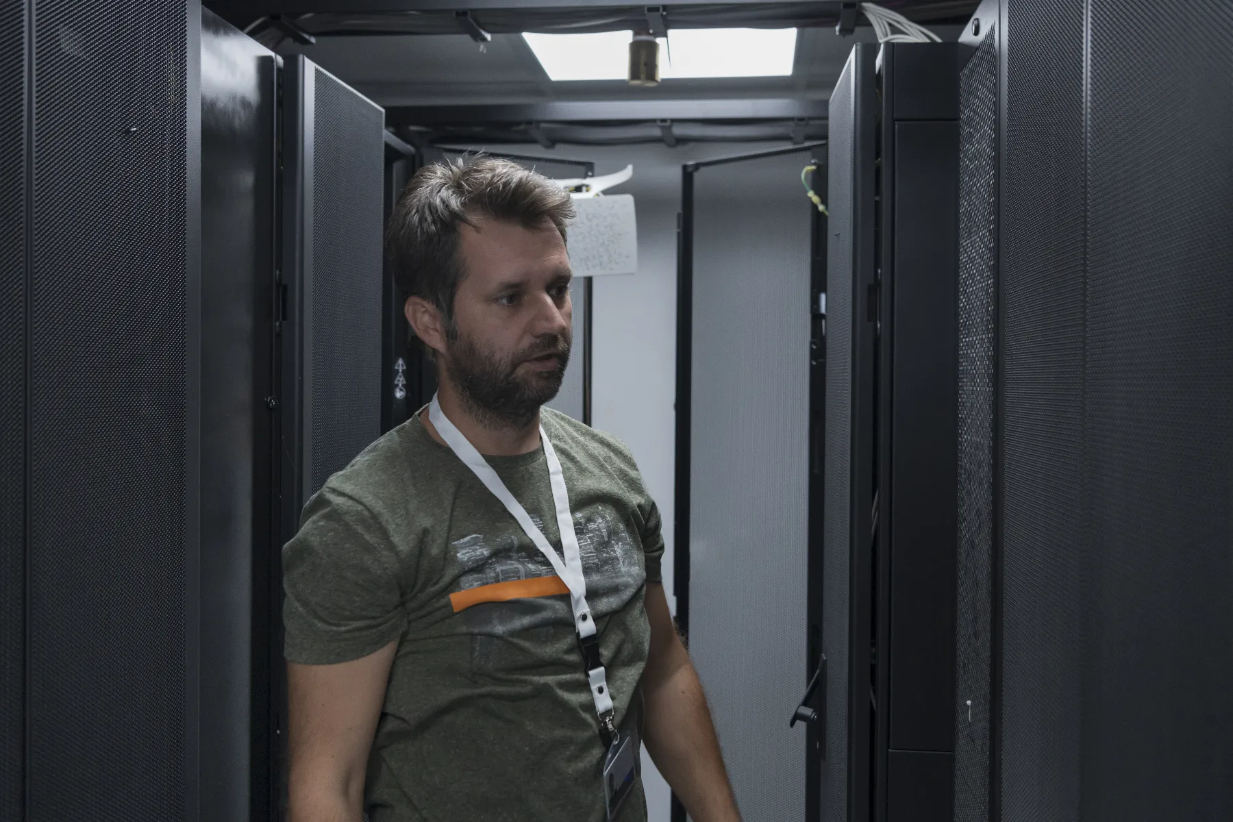 Technicienne vérifiant des équipements dans un petit local serveur
